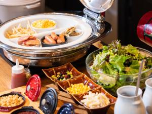 东京御茶之水站北APA酒店的自助餐,包括食物和沙拉