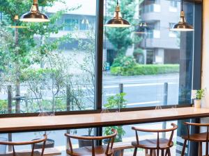 东京御茶之水站北APA酒店的大窗户前的桌椅