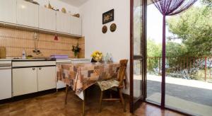 马拉诺维奇Apartments by the sea Prozurska Luka, Mljet - 617的厨房配有桌子和大窗户