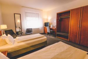 德尔布吕克阿佩尔克鲁格酒店的酒店客房配有两张床和一张书桌