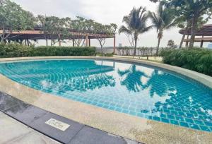 努沙再也0813 Almas suites NETFLIX 100mbps By STAY的度假村内一个蓝色瓷砖游泳池