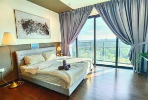 努沙再也0813 Almas suites NETFLIX 100mbps By STAY的一间卧室设有一张大床和大窗户
