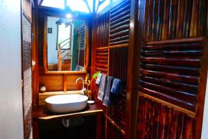 圣伊格纳西奥Alma Del Rio Eco-Comfort on the water的一间带水槽和镜子的浴室