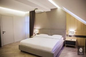 基希讷乌维斯帕斯酒店的卧室配有一张白色大床