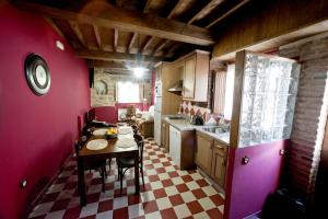 Casas del MonteCASA RURAL ARBEQUINA, Primavera en el Valle del Ambroz的一个带桌子和台面的小厨房