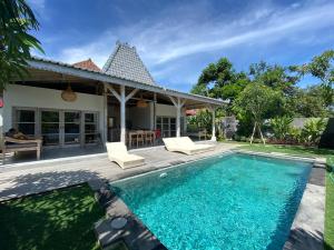 乌鲁瓦图Santana Villas Bingin的一座带游泳池和房子的别墅