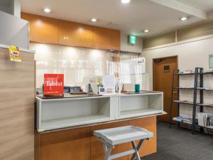周南市Tabist HotelArflex Tokuyama Station的药房医生,带长凳和书架