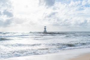 蔻立Kokotel Khao Lak Lighthouse - SHA Extra Plus的海洋中的一个灯塔