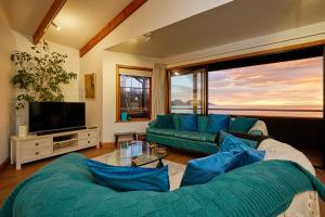 凯库拉美景客房公寓的客厅配有绿色沙发和电视