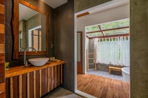 奥南海滩Ban Sainai Resort- SHA Extra Plus Aonang's Green Resort的一间带水槽和镜子的浴室