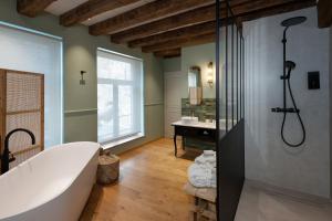 布鲁日马丁斯拉列斯酒店的带浴缸和盥洗盆的浴室