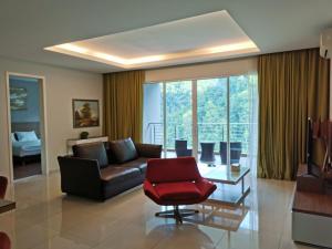 怡保Ipoh The Heaven Central Lakeview Suite 3rooms 3-8pax的带沙发和红色椅子的客厅