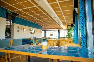 伊斯坦布尔Galata's Hotel的一间配备有蓝色桌子和椅子的用餐室
