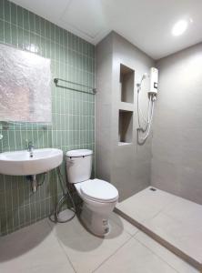 曼谷POP Heritage Residence的浴室配有卫生间、盥洗盆和淋浴。
