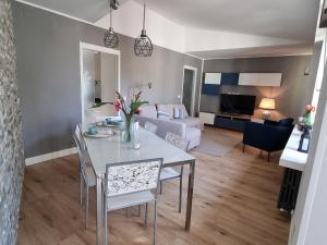 佩鲁贾Bartolo43的用餐室以及带桌椅的起居室。