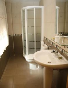 埃赫阿-德洛斯卡瓦列罗斯夸特洛埃斯奎因纳斯旅馆的白色的浴室设有卫生间和水槽。