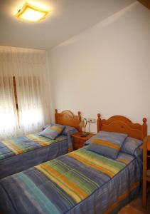埃赫阿-德洛斯卡瓦列罗斯夸特洛埃斯奎因纳斯旅馆的一间卧室配有两张床和一盏灯。