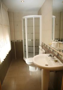 埃赫阿-德洛斯卡瓦列罗斯夸特洛埃斯奎因纳斯旅馆的一间带卫生间和水槽的浴室