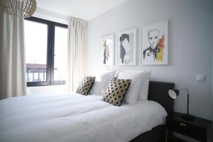 布鲁塞尔The Erasmus Flats的卧室配有白色的床和窗户。