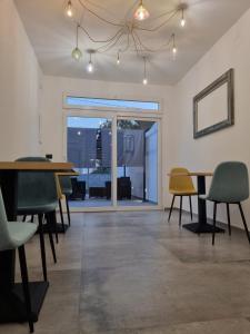切萨雷奥港Urban Rooms Porto Cesareo的一间带桌椅的用餐室
