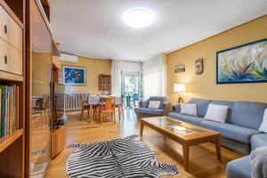 塞尼塞罗Apartamento VIRGEN DEL VALLE的客厅配有蓝色的沙发和桌子