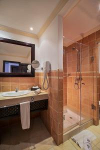 马拉喀什Grand Mogador Agdal & Spa的一间带水槽和淋浴的浴室