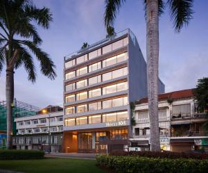 金边Hotel KVL的一座棕榈树的办公楼