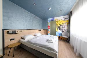 考普堡Jam Panzió的一间卧室设有一张蓝色墙壁的大床