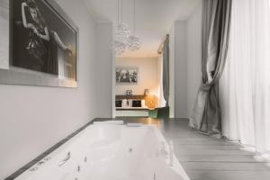 米兰蒙特拿破仑大道套房酒店的一间位于客房内的带白色浴缸的浴室