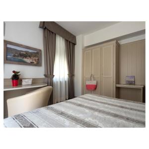 蒙特罗索阿尔马雷玛格丽特酒店的一间卧室设有一张大床和一个窗户。