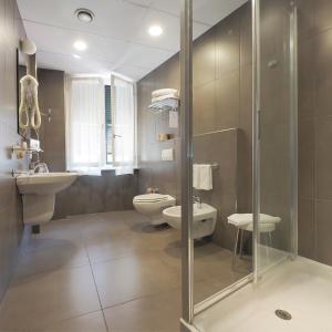 蒙特罗索阿尔马雷玛格丽特酒店的带淋浴、卫生间和盥洗盆的浴室