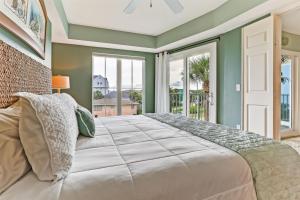 费南迪纳比奇203 Terraces at Beachside的一间卧室设有一张大床和窗户