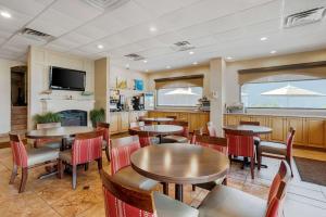 大洋城Comfort Inn Ocean City Boardwalk的一间带桌椅的餐厅和一间厨房