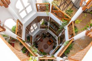 索维拉Dar Liouba Hotel的享有带木楼梯和植物的建筑的顶部景致