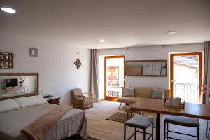 阿拉力兹A casa do Xastre的一间卧室配有一张床,客厅配有桌子