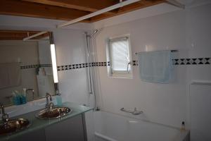 LenzBeal Lia Haus C 474 Bh Whg 8的浴室设有2个水槽和镜子