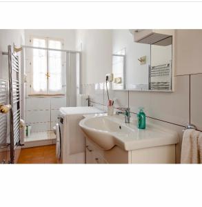 奥古斯塔Villa Angela的白色的浴室设有水槽和冰箱。