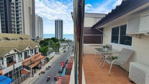 南芭堤雅Shiba Guesthouse的公寓的阳台享有城市街道的景致。