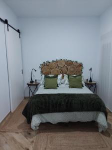 阿尔豪林德拉托里Avocado Suite by Alhaurín Loft City Center的一间卧室配有一张带绿色枕头的大床