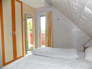 基希海姆Ferienhaus Simone的窗户客房内的一张白色床