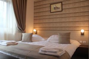 珀尔蒂尼什维拉克里斯塔可可苏鲁伊酒店的酒店客房,配有带毛巾的床