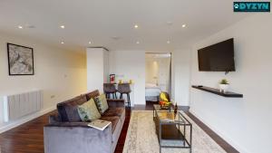 纽波特One Bed Apartment Newport - Garden - Parking - By DYZYN的带沙发和电视的客厅
