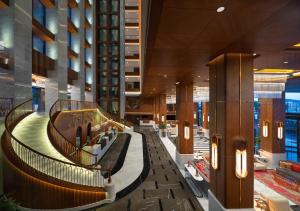 伊斯坦布尔Mövenpick Hotel Istanbul Asia Airport的酒店大堂,设有螺旋楼梯