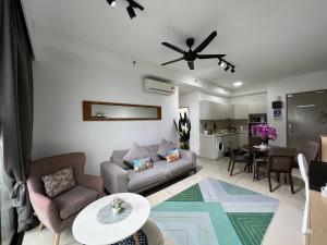 莎阿南D'Gunduls Homestay Family Suite 2R 2B by DGH I-CITY的客厅配有沙发和桌子