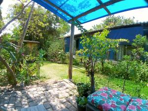 曼吉纽斯Pousada Container Eco Manguinhos的房屋的庭院享有花园美景。