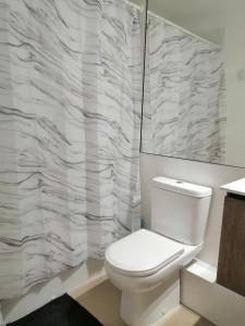 拉塞雷纳Departamento en La Serena的浴室设有白色的卫生间和镜子