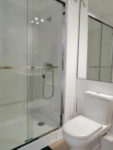 拉塞雷纳Departamento en La Serena的一间带卫生间和玻璃淋浴间的浴室