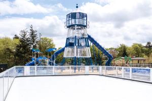 米兹多洛杰Bel Mare Aqua Resort的水上公园的水滑梯