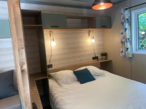 卡斯特拉讷弗雷德里克·密斯特拉营地酒店的一间卧室配有一张带木制床头板的床