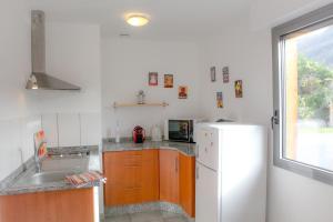 ArignacLe Domaine d'Arignac的厨房配有白色冰箱和水槽